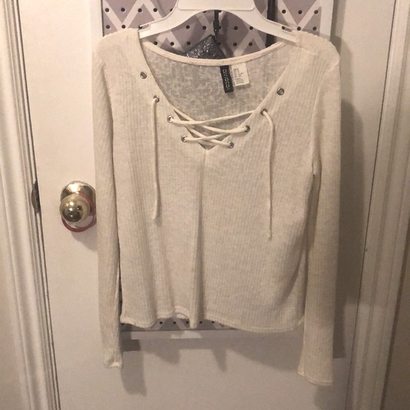 White top - Picture 1 of 1